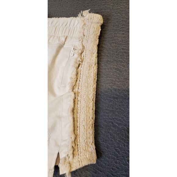 Free People Movement Solstice Shorts Size M‎ Ivory Crochet Trim Fringe Lined - Picture 3 of 11